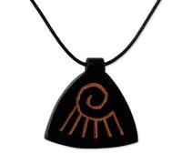 NOVICA Femme Collier avec pendentif en cuir bois, 26" « Questions de vie »