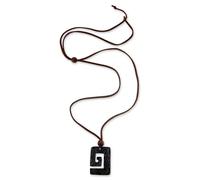 NOVICA Femme Collier avec pendentif en os, 19,75", « Labyrinthe Star »