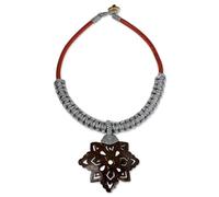 NOVICA Femme Collier de noix de coco en cuir Pendentif, 17" « Floral » Gris