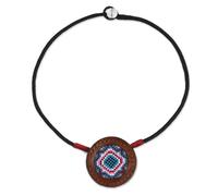NOVICA Femme « Hill Tribe Diamond Star » verre en cuir collier pendentif Bleu/Brun/Rose/Rouge