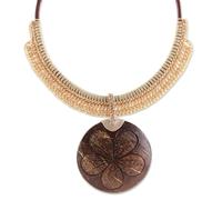 NOVICA Femme Noix de Coco Shell et Collier en Cuir Pendentif, 17", « Rustique frangipanier » Beige