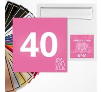 Numéro de rue carré 10x10cm adhésive en PVC - Gravure Laser - 22 Couleurs - Avec ou Sans Motif (Rose texte blanc)