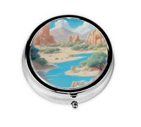 Oasis in The Desert : cette petite boîte à pilules ronde imprimée est un organisateur portable de pilules et de vitamines, parfait pour les poches, les sacs à main et les voyages.