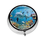 Ocean Dolphin Looking at You Cette petite boîte à pilules ronde imprimée est un organisateur portable pour pilules et vitamines, parfait pour les poches, les sacs à main et les voyages.