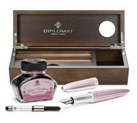 Octopus Diplomat Aero Antique Rose, l'innovant stylo-plume avec l'encre parfaitement assortie Cherry Blossom de Fluids, parure avec un plumier en bois précieux de wenge, set d'écriture