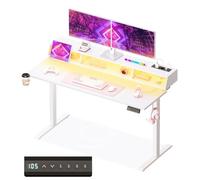 OffiGo Bureau Gaming, 140cm Bureau Assis Debout avec LED RGB et Prises, Standing Desk Electrique avec 3 Rangement Ouverts, Porte Gobelet et Porte Casque, Fibre de Carbone, Blanc