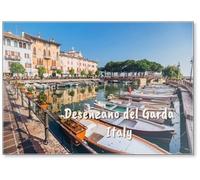 Old Harbour Full of Boats in Desenzano Del Garda. Brescia, Lombardie, Italie. Centre ville de Desenzano Del Garda. Marina on Lake Garda., Aimant de réfrigérateur