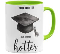 OM3 One Degree Hotter Tasse à café avec inscription en allemand - Chapeau de remise de diplôme pour Bachelor Master Studium Graduation - Félicitations Diplom - Tasse en céramique - 325 ml - Imprimé