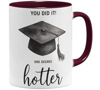 OM3 One Degree Hotter Tasse à café avec inscription en allemand - Chapeau de remise de diplôme pour Bachelor Master Studium Graduation - Félicitations Diplom - Tasse en céramique - 325 ml - Imprimé