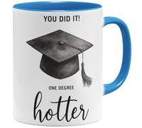 OM3 One Degree Hotter Tasse à café avec inscription en allemand - Chapeau de remise de diplôme pour Bachelor Master Studium Graduation - Félicitations Diplom - Tasse en céramique - 325 ml - Imprimé