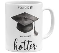 OM3 One Degree Hotter Tasse à café avec inscription en allemand - Chapeau de remise de diplôme pour Bachelor Master Studium Graduation - Félicitations Diplom - Tasse en céramique - 325 ml - Imprimé
