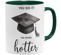 OM3 One Degree Hotter Tasse à café avec inscription en allemand - Chapeau de remise de diplôme pour Bachelor Master Studium Graduation - Félicitations Diplom - Tasse en céramique - 325 ml - Imprimé