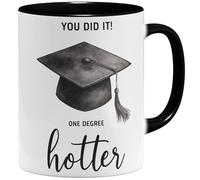 OM3 One Degree Hotter Tasse à café avec inscription en allemand - Chapeau de remise de diplôme pour Bachelor Master Studium Graduation - Félicitations Diplom - Tasse en céramique - 325 ml - Imprimé