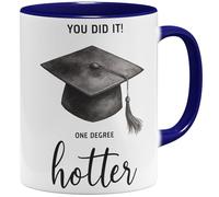 OM3 One Degree Hotter Tasse à café avec inscription en allemand - Chapeau de remise de diplôme pour Bachelor Master Studium Graduation - Félicitations Diplom - Tasse en céramique - 325 ml - Imprimé