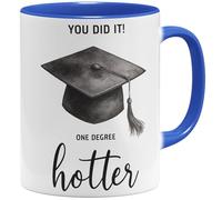 OM3 One Degree Hotter Tasse à café avec inscription en allemand - Chapeau de remise de diplôme pour Bachelor Master Studium Graduation - Félicitations Diplom - Tasse en céramique - 325 ml - Imprimé