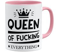 OM3 Tasse à café amusante avec inscription en allemand « Queen of fucking everything » - Statement - Powerfrau - Tasse en céramique - 325 ml - Imprimé des deux côtés - Rose