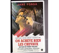 On acheve bien les chevaux [VHS]