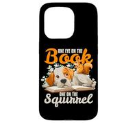 One Eye on The Book, One on The Squirrel. Coque pour iPhone 15 Pro