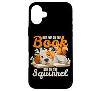 One Eye on The Book, One on The Squirrel. Coque pour iPhone 16 Plus