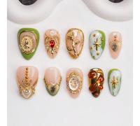 Ongles à presser en forme d'amande faits à la main dans les nuances nude, or et vert, avec des designs asymétriques en métal liquide, des saints, des roses dorées, des anges, des cœurs, des étoiles, d