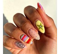 Ongles artificiels sophistiqués à presser avec étoiles géométriques dans une palette de couleurs délicates, art géométrique moderne
