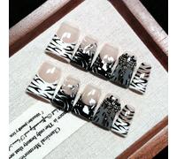Ongles artisanaux, type bec court, design contrasté noir et blanc, bordure française, motif zébré noir et blanc peint à la main, fleurs blanches et points, gris associé à une chaîne métallique en form