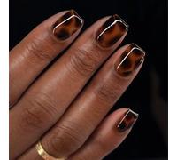Ongles avec un profil carré épuré | panaché chaud, profil propre à bords droits, construction ABS dans un ensemble d ' ongles artificiels 1