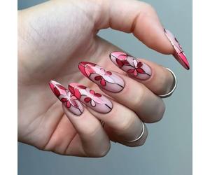 Ongles ovales délicats avec fleurs décoratives et frontières dorées, idéal pour célébrer les fêtes nationales, les événements en plein air