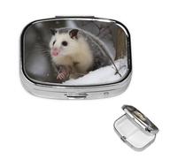 Opossum Boîte à pilules de neige carrée portable à 2 compartiments pour poche ou sac à main Pilulier hebdomadaire décoratif en métal pour médicaments et vitamines Cadeau de voyage