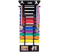 Optimus Depot Présentoir de ceinture de karaté - 12 ceintures de taekwondo en bois avec autocollants de personnalisation, 2 cadres photo, bandes auto-adhésives réglables et kit de suspension