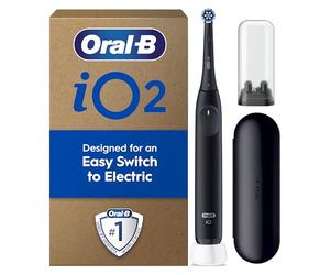Oral-B Brosse à dents électrique iO2, 1 tête de brosse à dents douce, 1 étui de voyage, 1 support de recharge de voyage, brosse à dents Oral B pour adultes (noir nuit), conçue par Braun, prise