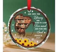 Ornement de Noël personnalisé pour les amateurs de livres pour femmes 2025, et dans la bibliothèque elle va fermer son esprit et trouver son âme ornements en verre, décoration d'arbre de Noël