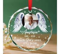 Ornement en verre personnalisé avec nom/photo en forme d'ailes d'ange 2025, « Now in God's Hands Still in Our Hearts », décoration de Noël commémorative de condoléances pour qui la perte de papa maman