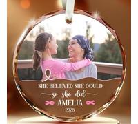 Ornement en verre photo personnalisé « She Believed She Could So She Did » avec ruban rose - Ornement personnalisé de sensibilisation au cancer du sein avec nom et année - Inspirant pour les femmes
