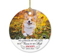 Ornement « No Longer by My Side But Forever in My Heart » - Cadeau commémoratif pour deuil - Année personnalisée - Ailes d'ange - Décoration de Noël 2025