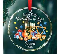 Ornement personnalisé en verre de Hanoukka 2025, Livin That Hanukkah Life - Ornement souvenir de la vie de Hanoukka - Ornements de Noël juif et chrétien - Cadeaux pour femmes, famille, amis - Nom