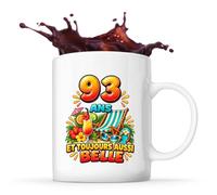 Otshirt Mug 93 Ans et Toujours Aussi Belle | Tasse Céramique 330 ml Recto Verso Passe au Lave-Vaisselle | Café Thé Bureau Maison | Idée Cadeau Collègue Noël Départ