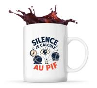 Otshirt Mug Silence, Je Calcule au Pif | Tasse Céramique 330 ml Recto Verso Passe au Lave-Vaisselle | Café Thé Bureau Maison | Idée Cadeau Joueur et Joueuse de Pétanque Collègue Noël Départ