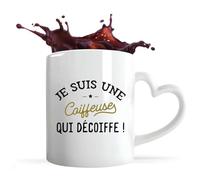 Otshirt Tasse Coeur Une Coiffeuse qui décoiffe | Mug avec anse en forme de Coeur | Idée Cadeau Coiffeuse Humour Jeu de Mots Cheveux Coupe Salon Original Drôle