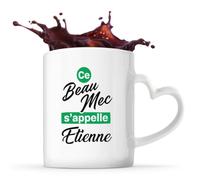 Otshirt Tasse Cœur Ce beau mec sappelle Etienne - Mug - Idée Tasse Personnalisable en forme de Cœur Cadeau Anniversaire Fête Original Famille Travail Départ Collègue Retraite Noël.