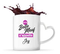 Otshirt Tasse Cœur Cette belle meuf sappelle Joy - Mug - Idée Tasse Personnalisable en forme de Cœur Cadeau Anniversaire Fête Original Famille Travail Départ Collègue Retraite Noël.