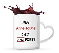 Otshirt Tasse Cœur Ma Anne-Laure C'est la plus forte - Mug - Idée Tasse Personnalisable en forme de Cœur Cadeau Anniversaire Fête Original Famille Travail Départ Collègue Retraite Noël.