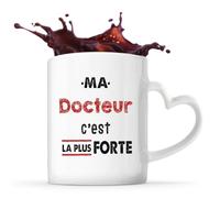 Otshirt Tasse Cœur Ma Docteur C'est la plus forte - Mug - Idée Tasse Personnalisable en forme de Cœur Cadeau Anniversaire Fête Original Famille Travail Départ Collègue Retraite Noël.
