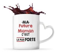 Otshirt Tasse Cœur Ma Future Maman C'est la plus forte - Mug - Idée Tasse Personnalisable en forme de Cœur Cadeau Anniversaire Fête Original Famille Travail Départ Collègue Retraite Noël.
