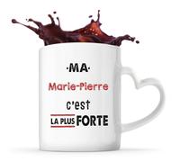 Otshirt Tasse Cœur Ma Marie-Pierre C'est la plus forte - Mug - Idée Tasse Personnalisable en forme de Cœur Cadeau Anniversaire Fête Original Famille Travail Départ Collègue Retraite Noël.