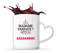 Otshirt Tasse Cœur Madame Parfaite Cassandre - Mug - Idée Tasse Personnalisable en forme de Cœur Cadeau Anniversaire Fête Original Famille Travail Départ Collègue Retraite Noël.