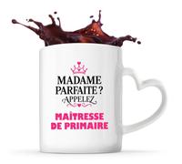 Otshirt Tasse Cœur Madame Parfaite Maitresse de primaire - Mug - Idée Tasse Personnalisable en forme de Cœur Cadeau Anniversaire Fête Original Famille Travail Départ Collègue Retraite Noël.