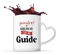 Otshirt Tasse Cœur Priorite N1 dans ma vie C'est ma Guide - Mug - Idée Tasse Personnalisable en forme de Cœur Cadeau Anniversaire Fête Original Famille Travail Départ Collègue Retraite Noël.