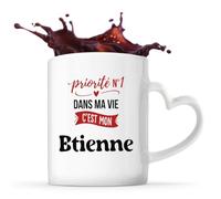 Otshirt Tasse Cœur Priorite N1 dans ma vie C'est mon Etienne - Mug - Idée Tasse Personnalisable en forme de Cœur Cadeau Anniversaire Fête Original Famille Travail Départ Collègue Retraite Noël.