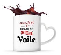 Otshirt Tasse Cœur Priorite N1 dans ma vie C'est mon Voile - Mug - Idée Tasse Personnalisable en forme de Cœur Cadeau Anniversaire Fête Original Famille Travail Départ Collègue Retraite Noël.